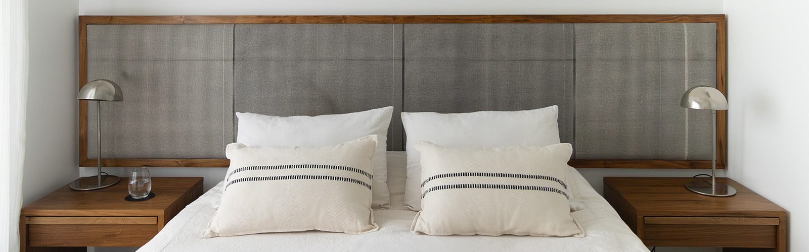Dormitorio con lino, madera y una paleta natural