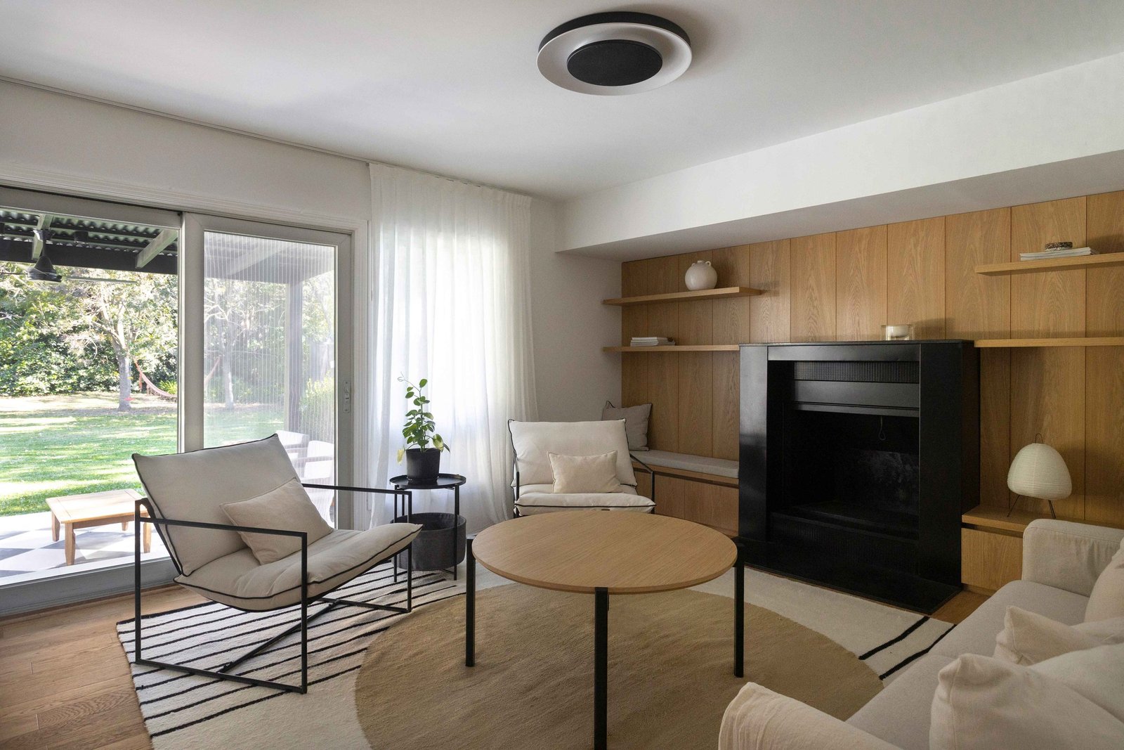 Living luminoso con madera natural, textiles neutros y conexión al jardín