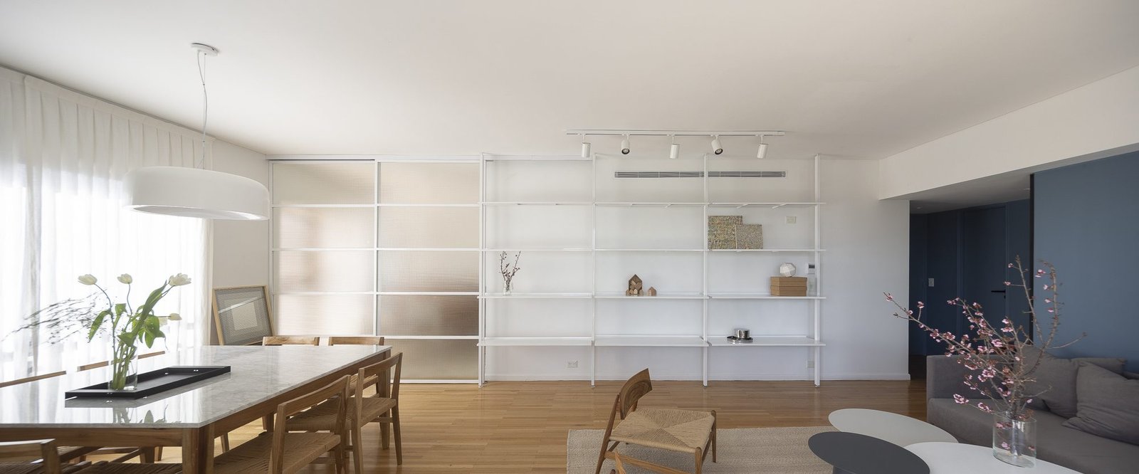 Interior de diseño con mobiliario de madera y luz natural